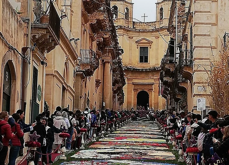 Il tappeto di fiori dell'Infiorata che scende lungo via Nicolaci, fra i palazzi barocchi
