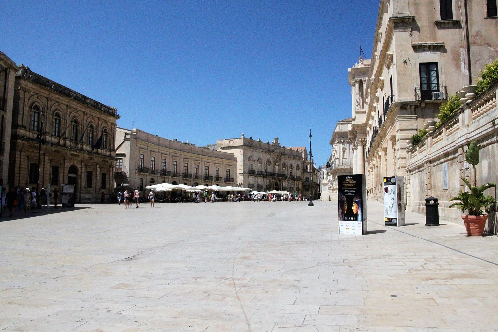 Piazza Duomo a Ortigia, con la pavimentazione chiara e i palazzi barocchi che la delimitano